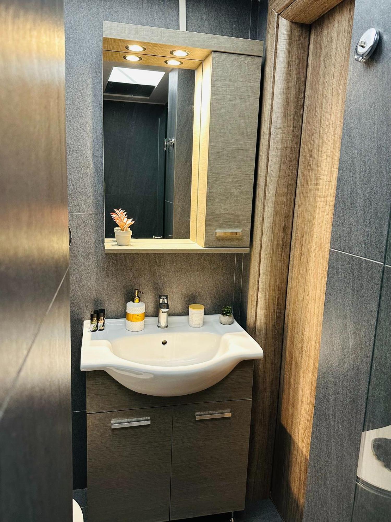 Ermou Downtown Suites By Athens Urban Retreat Bagian luar foto